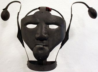 18th century scold's bridle in the Märkisches Museum Berlin, Photo taken by Angoria. Used under CC BY 3.0